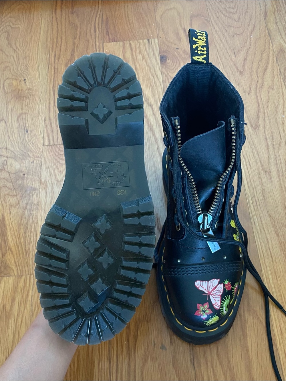 Limited Edition Dr. Martens Venus Fly Trap Boots, EU 38 / US 7, NWOT - Picture 7 of 9